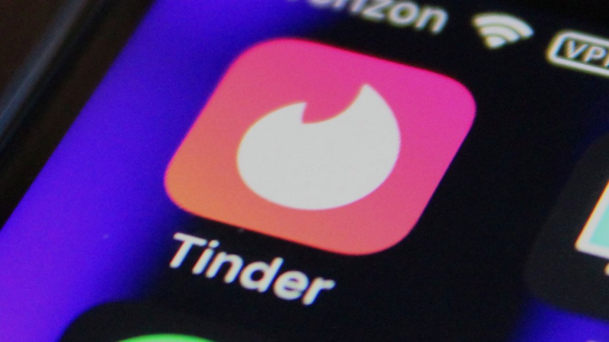 Tinder goes ultra-premium, Amazon invests in Anthropic and Apple explains its new AirPods